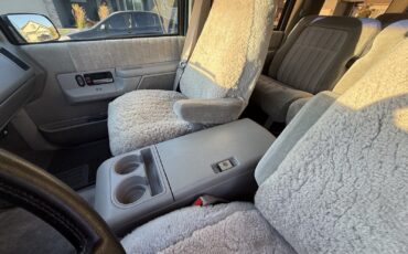Chevrolet-Suburban-1993-23