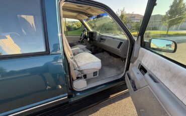 Chevrolet-Suburban-1993-25