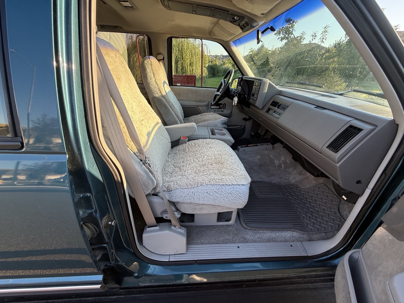 Chevrolet-Suburban-1993-26