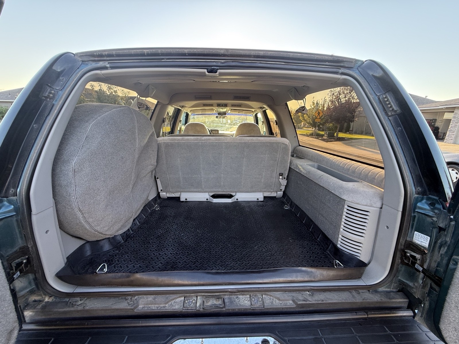 Chevrolet-Suburban-1993-29