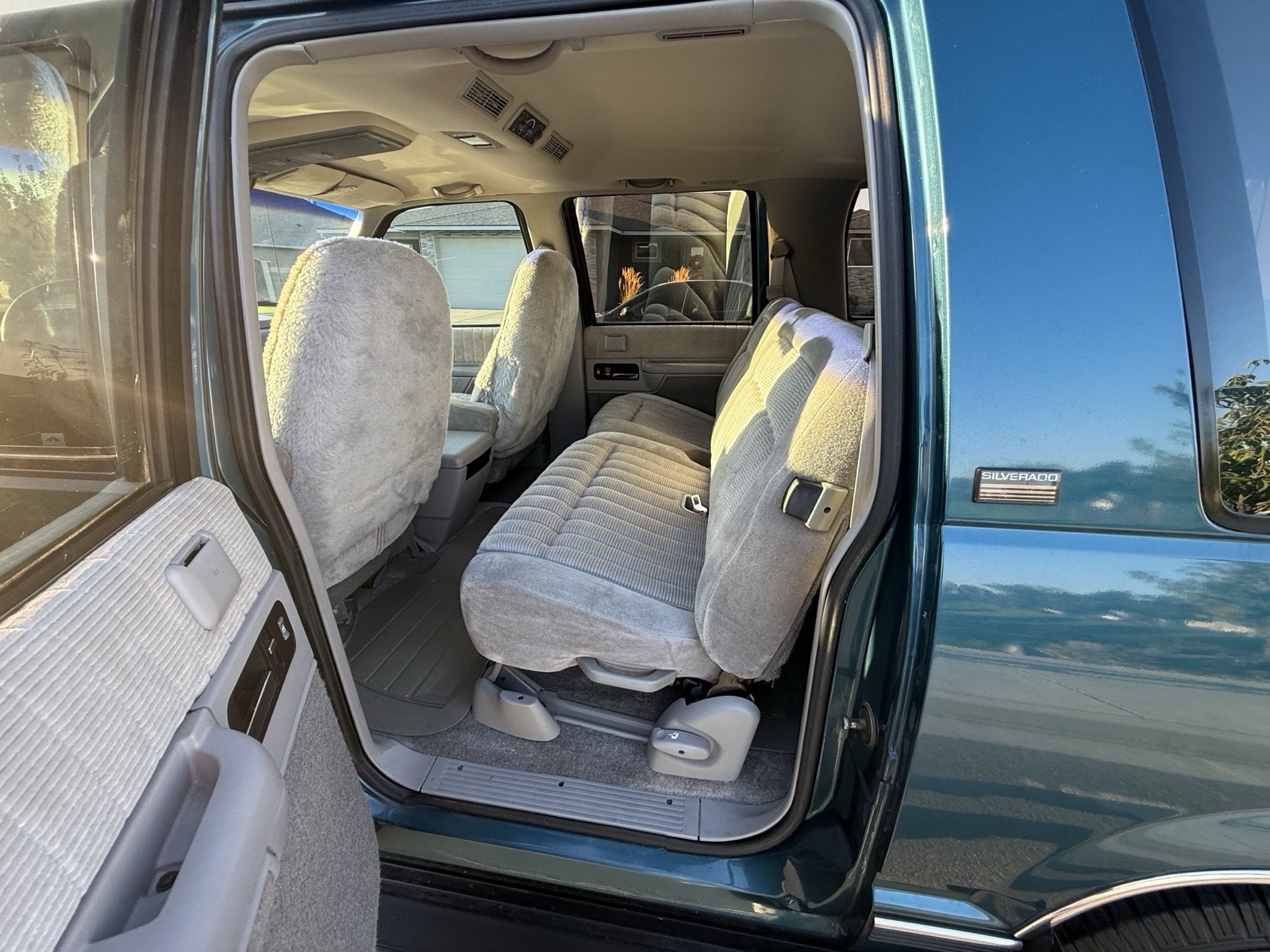 Chevrolet-Suburban-1993-30