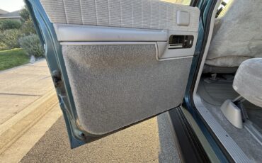 Chevrolet-Suburban-1993-32