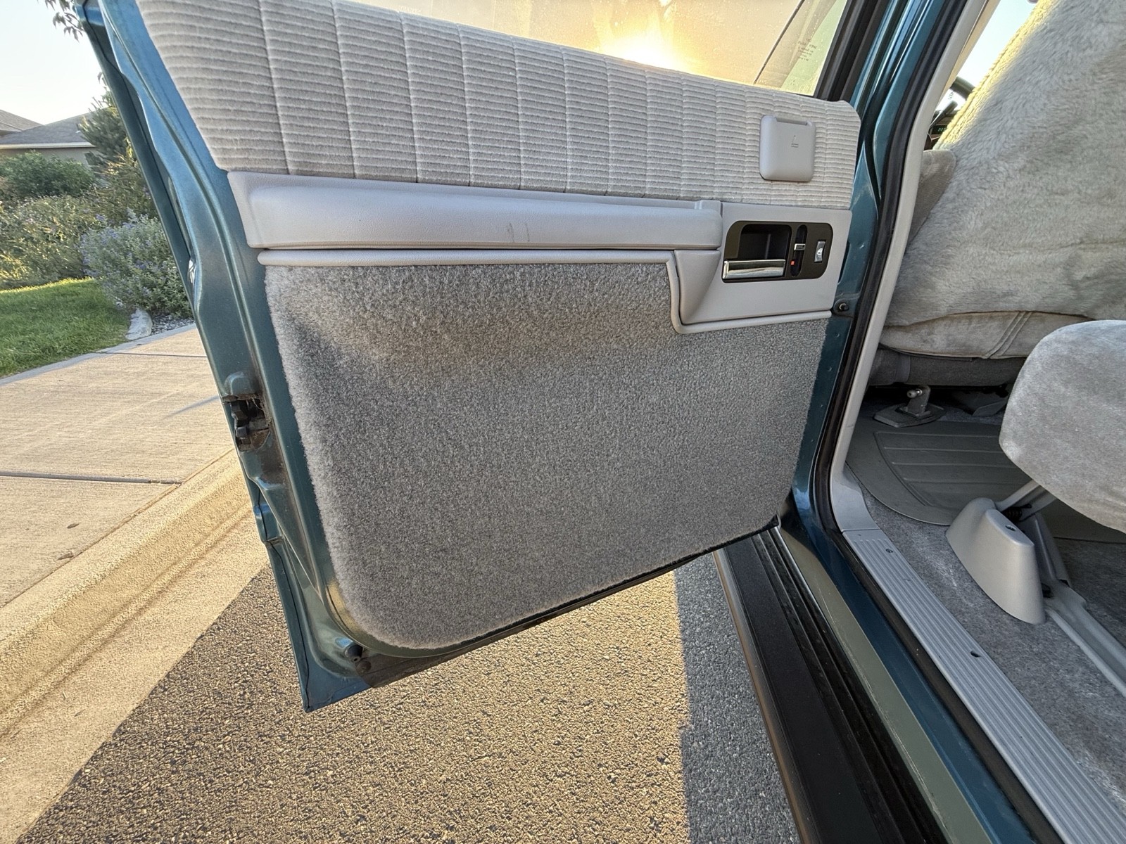 Chevrolet-Suburban-1993-32