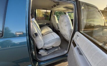 Chevrolet-Suburban-1993-33