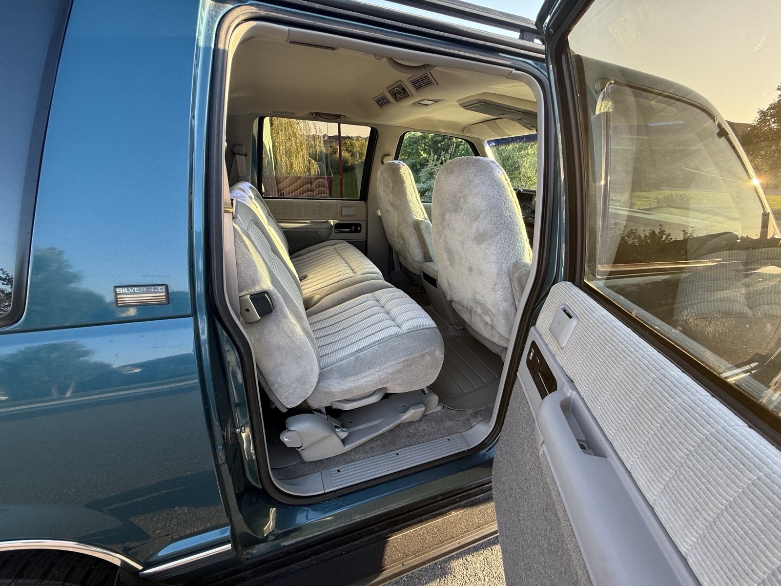Chevrolet-Suburban-1993-33