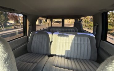 Chevrolet-Suburban-1993-35