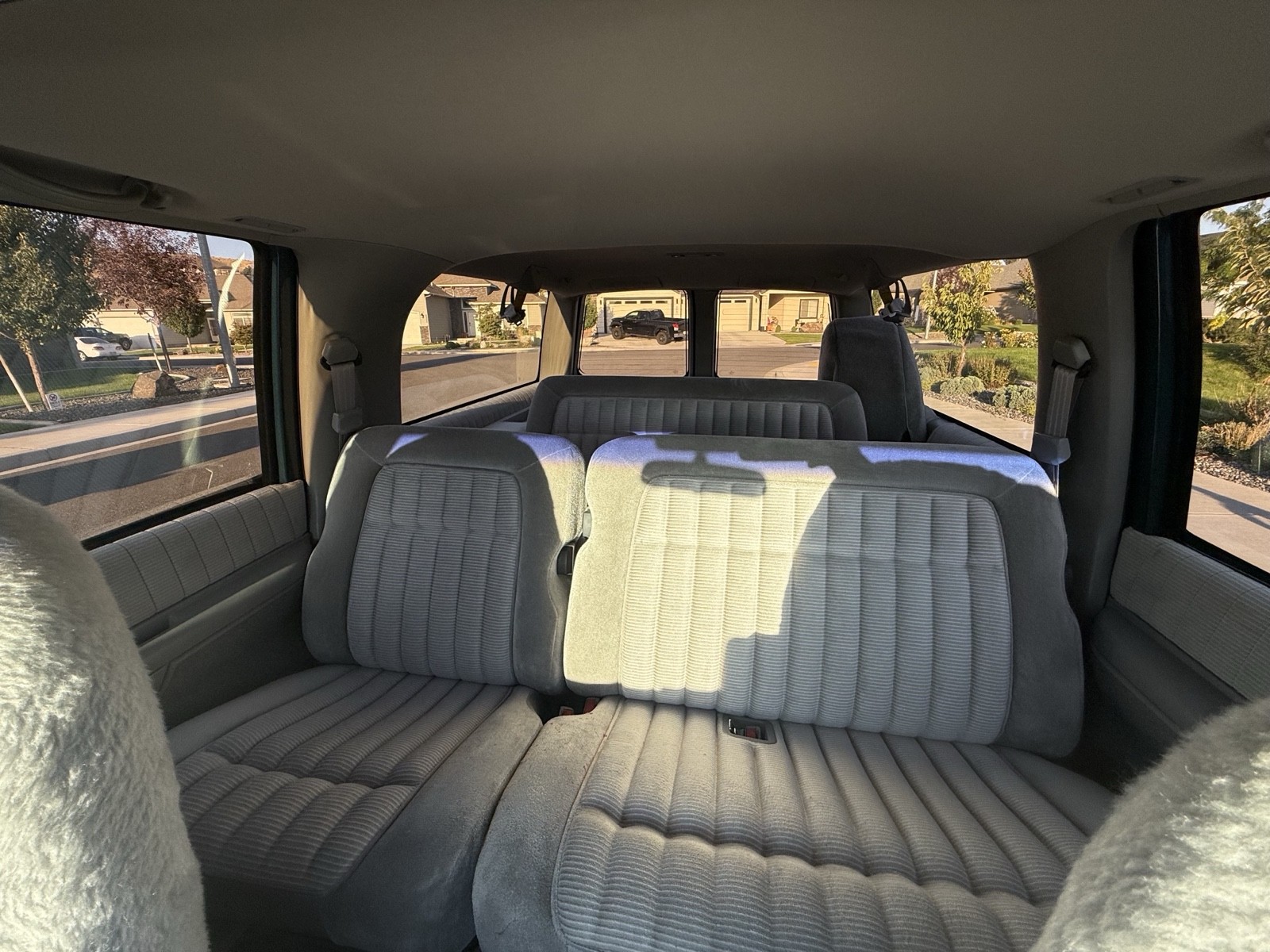 Chevrolet-Suburban-1993-35