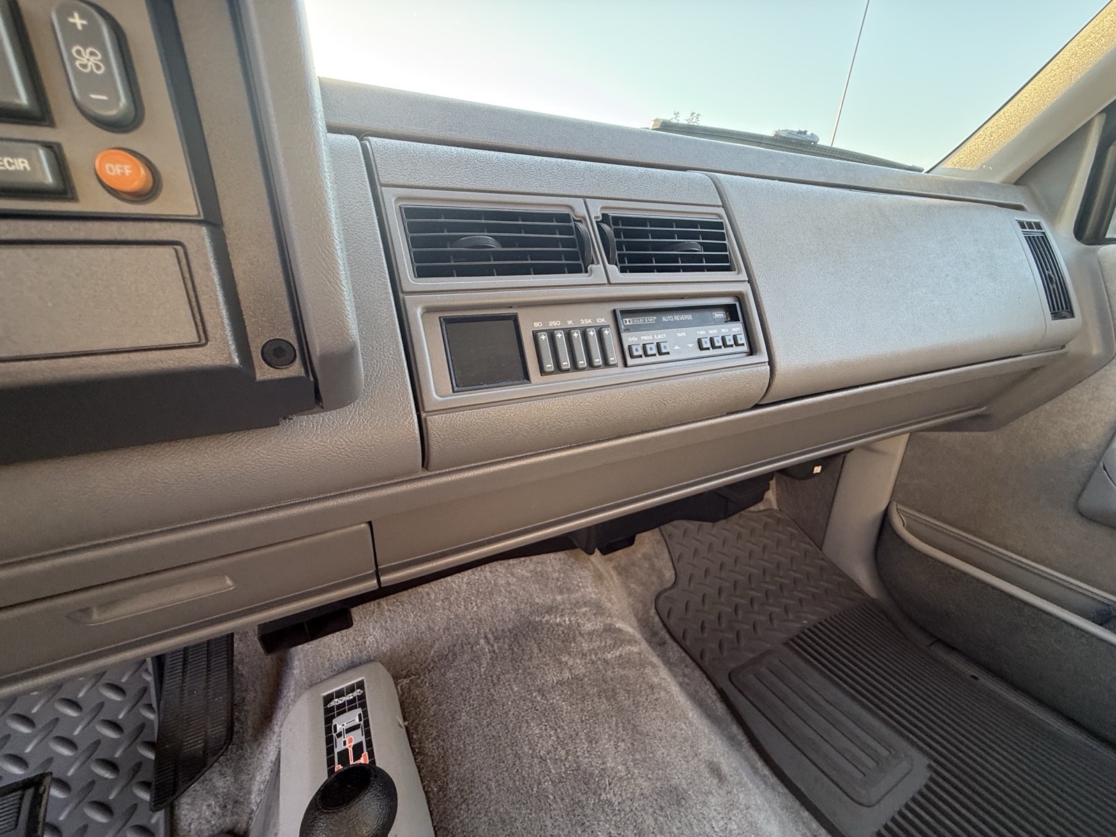 Chevrolet-Suburban-1993-36
