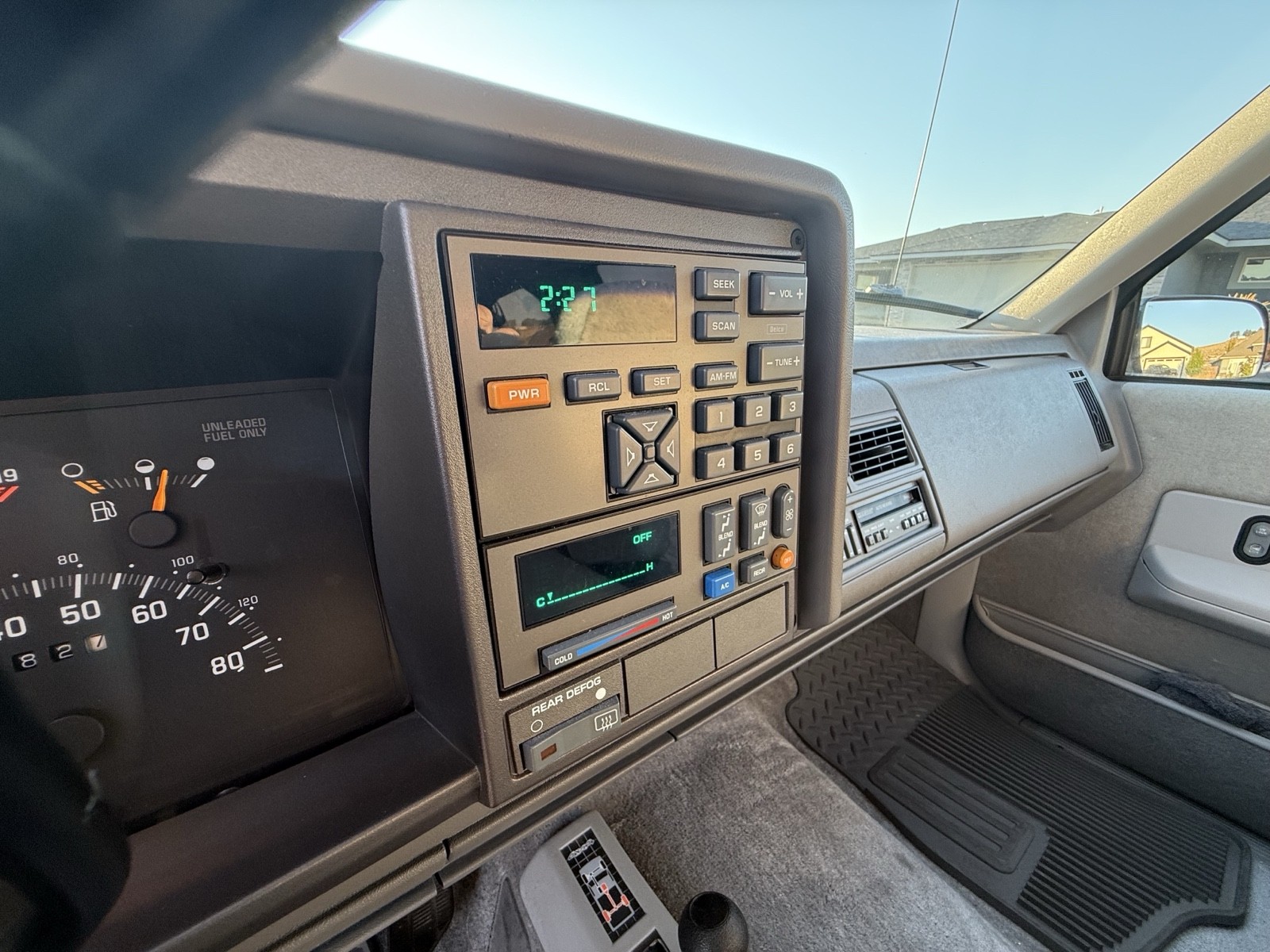 Chevrolet-Suburban-1993-37