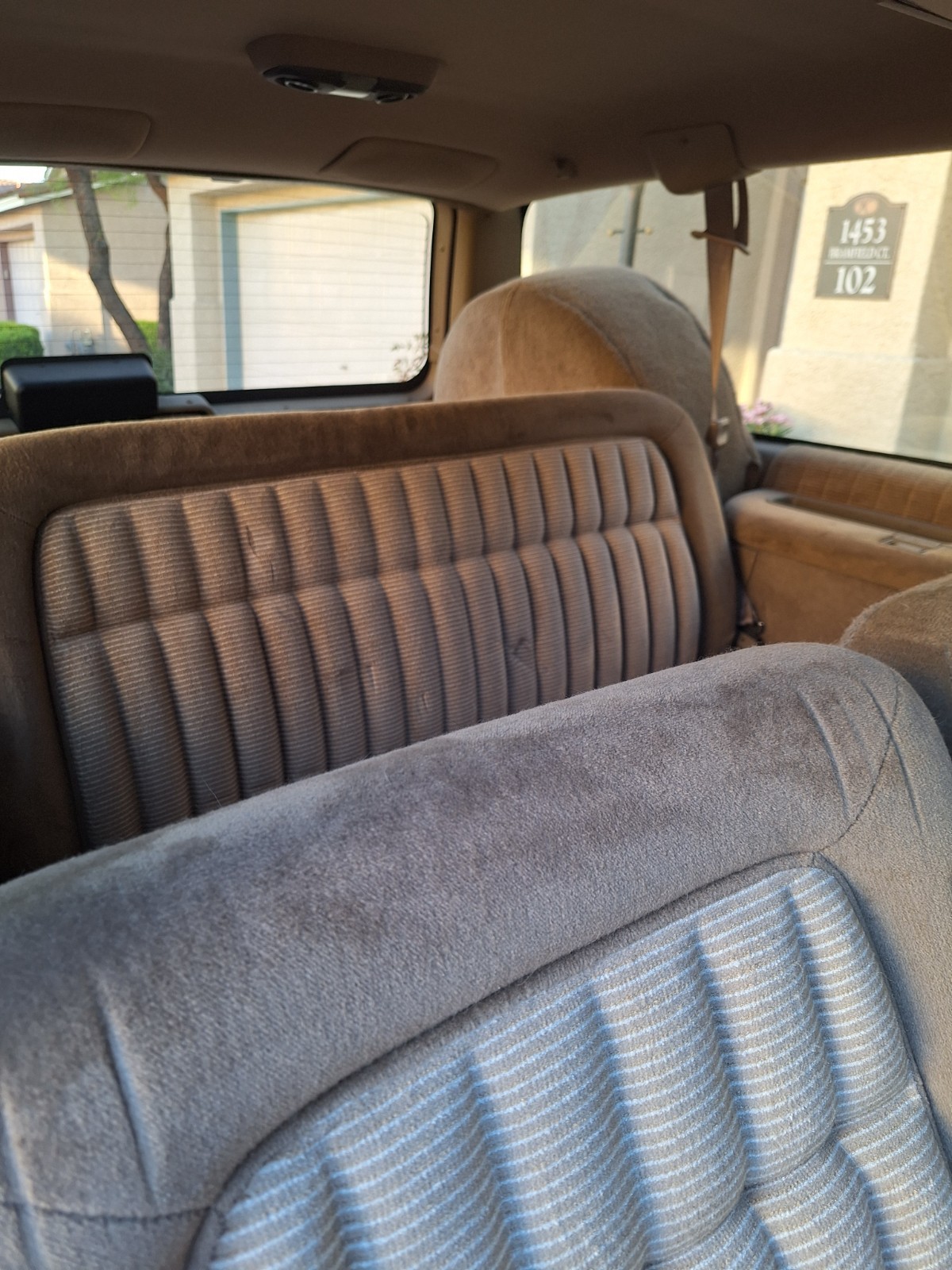Chevrolet-Suburban-1993-SUV-10