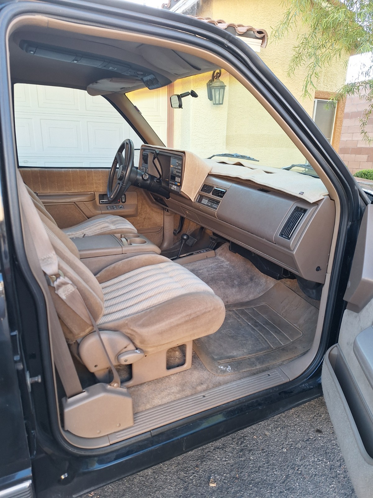 Chevrolet-Suburban-1993-SUV-12