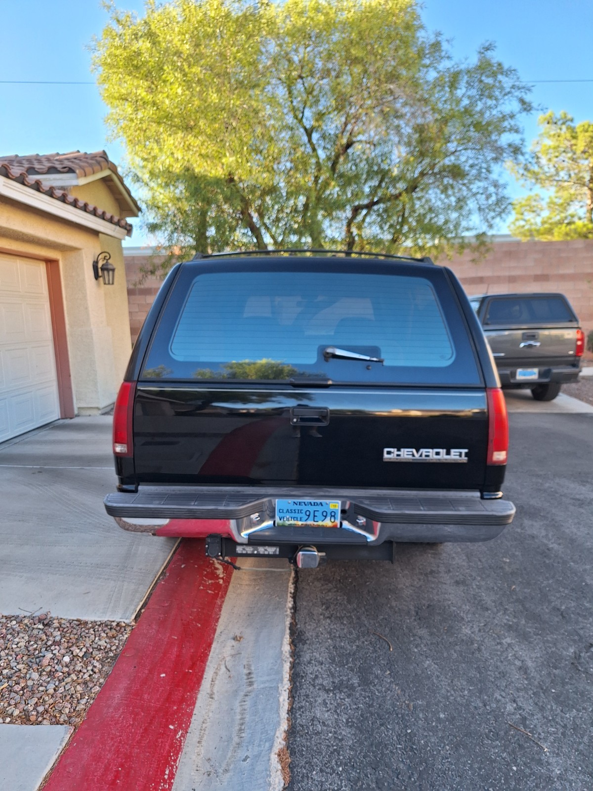 Chevrolet-Suburban-1993-SUV-2