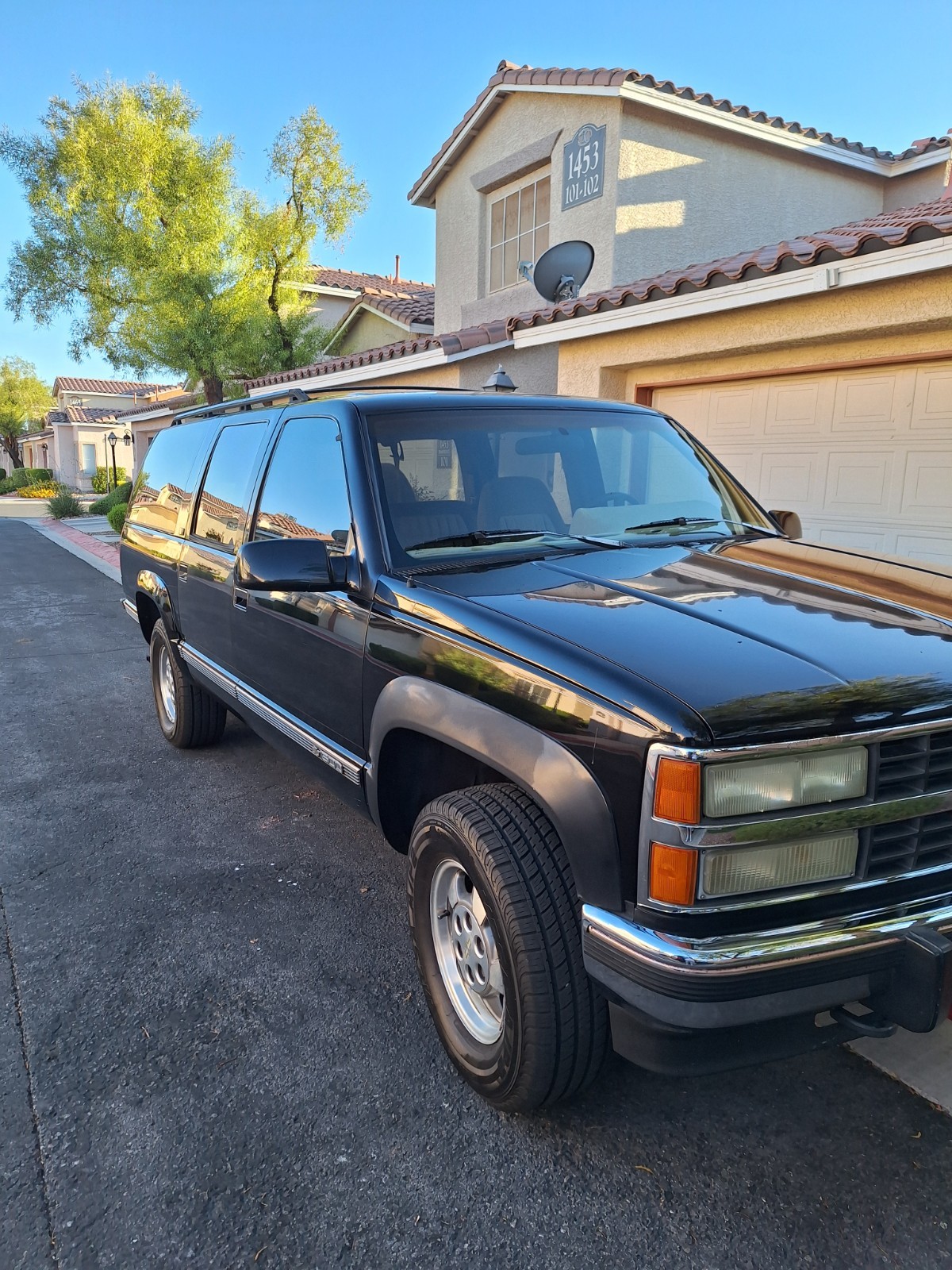 Chevrolet-Suburban-1993-SUV-4