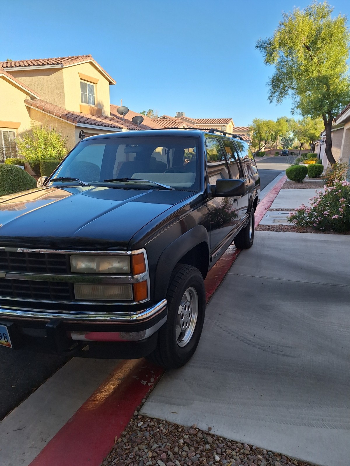 Chevrolet-Suburban-1993-SUV-6