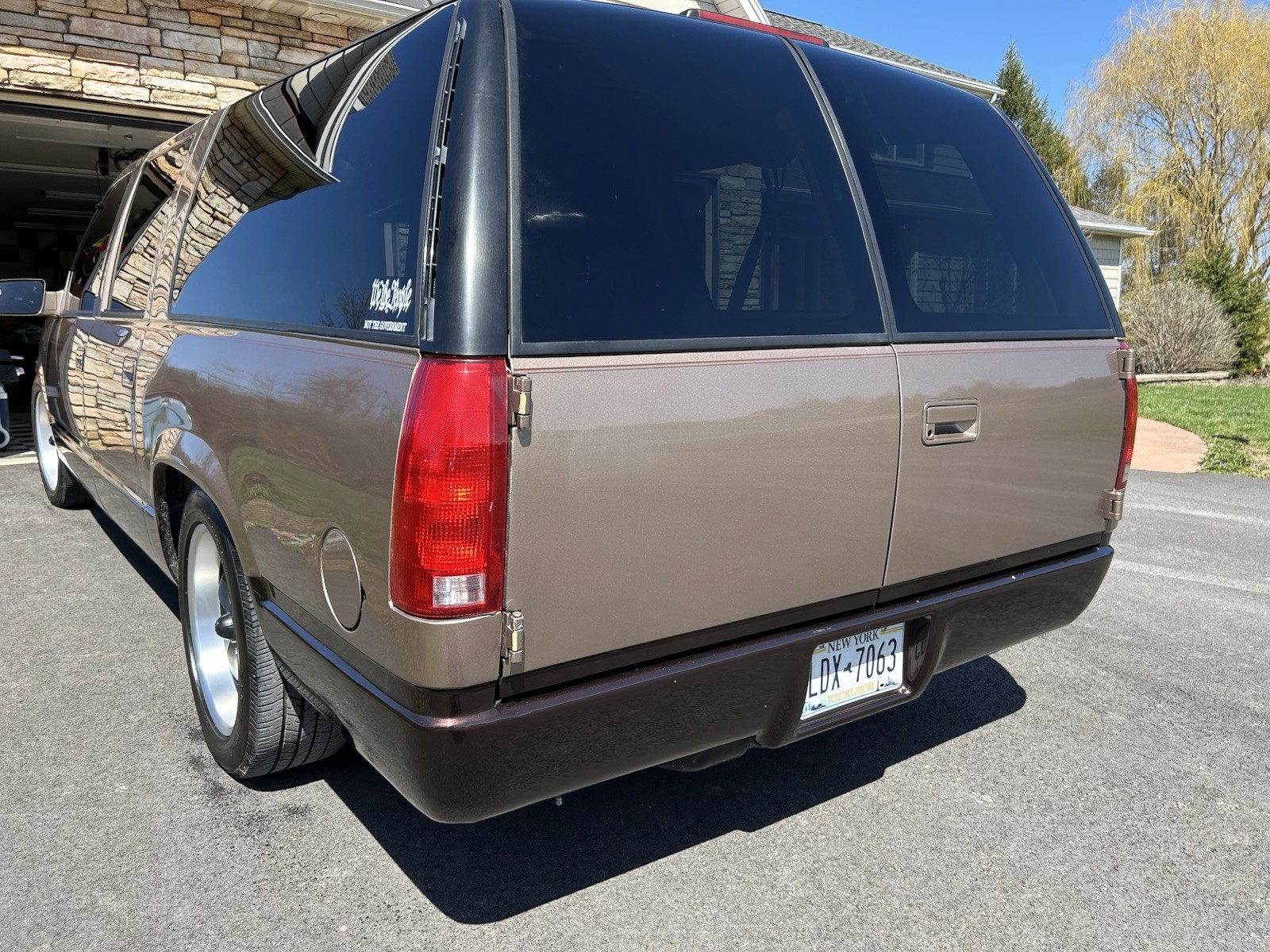 Chevrolet-Suburban-1994-SUV-3