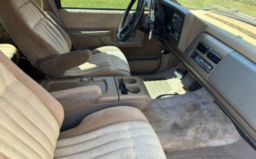 Chevrolet-Suburban-1994-SUV-7