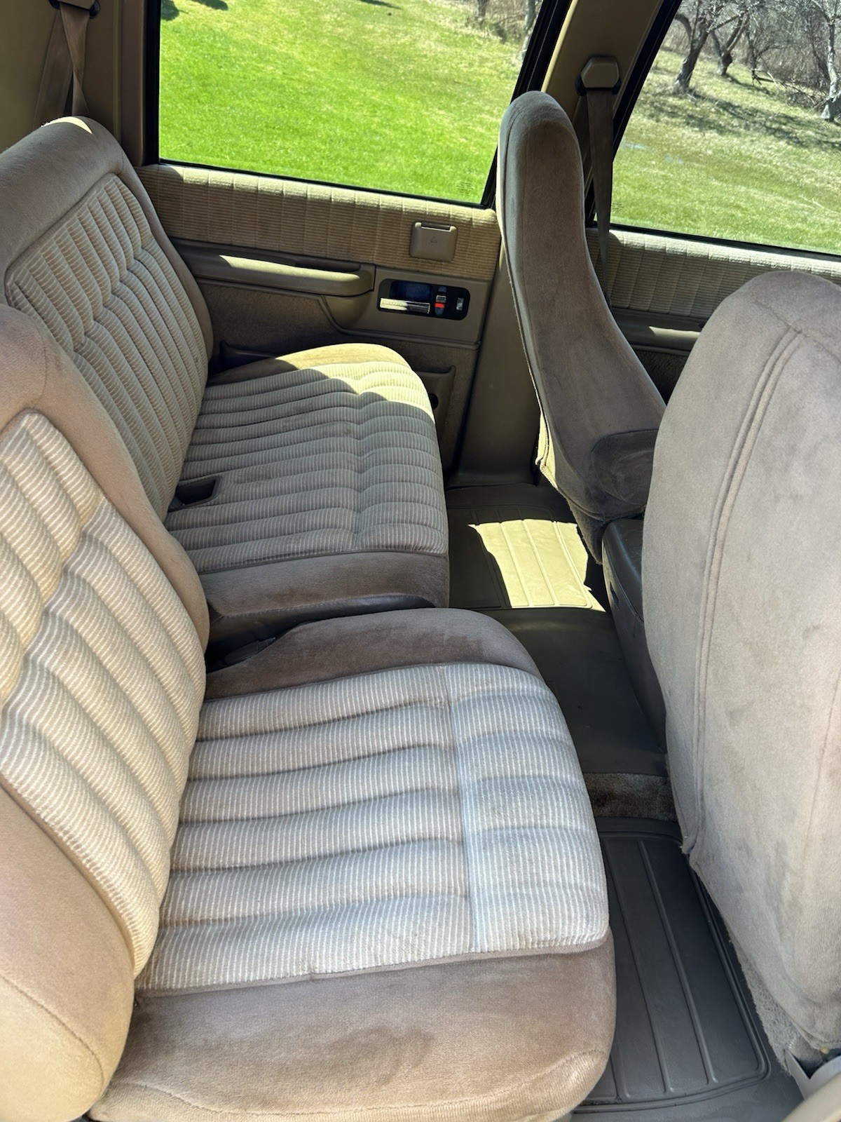 Chevrolet-Suburban-1994-SUV-9