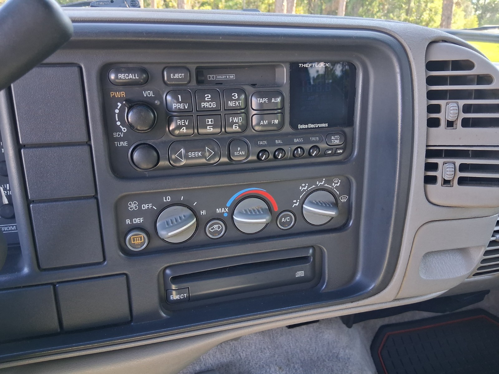Chevrolet-Suburban-1995-SUV-18