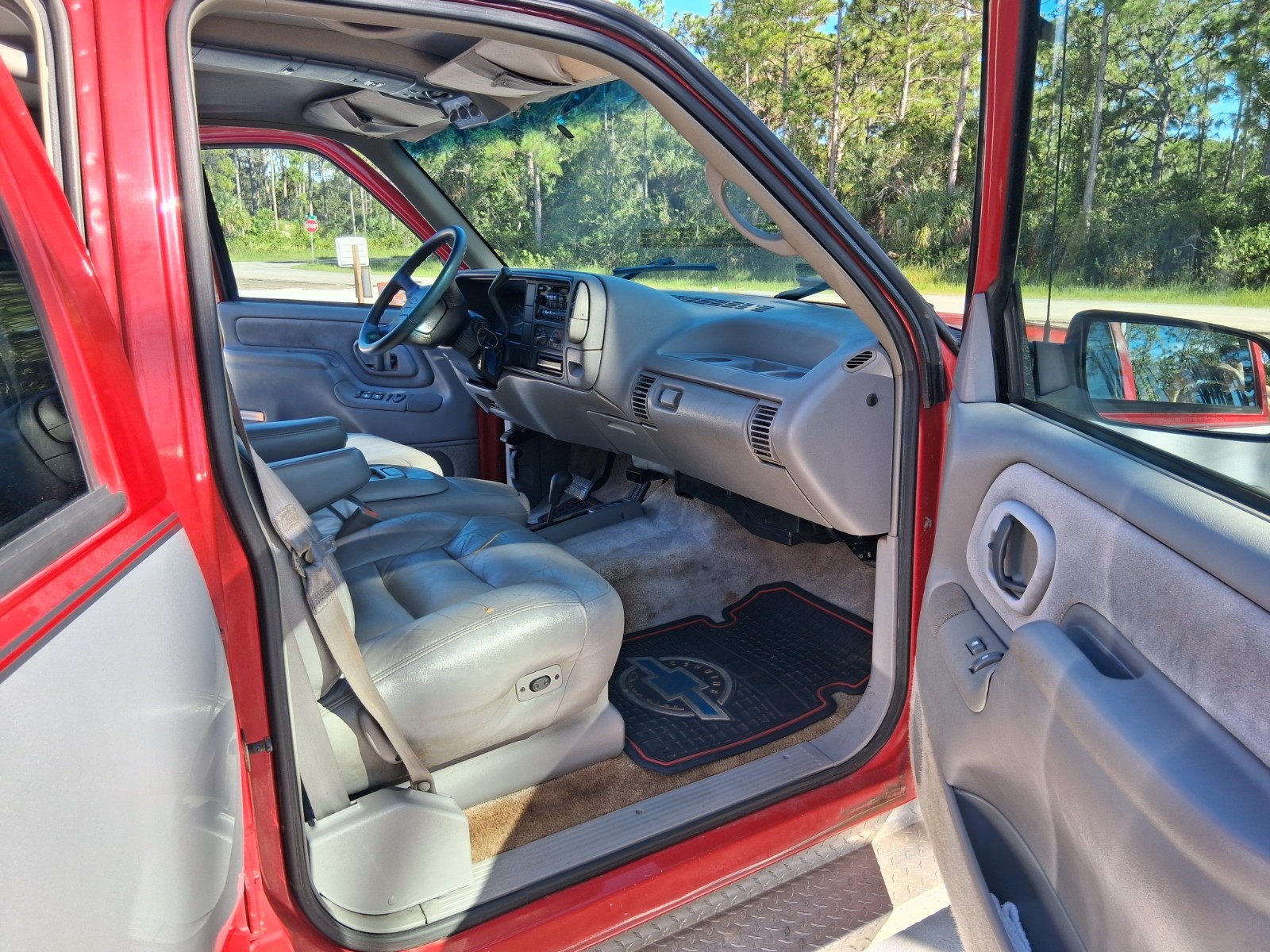 Chevrolet-Suburban-1995-SUV-24