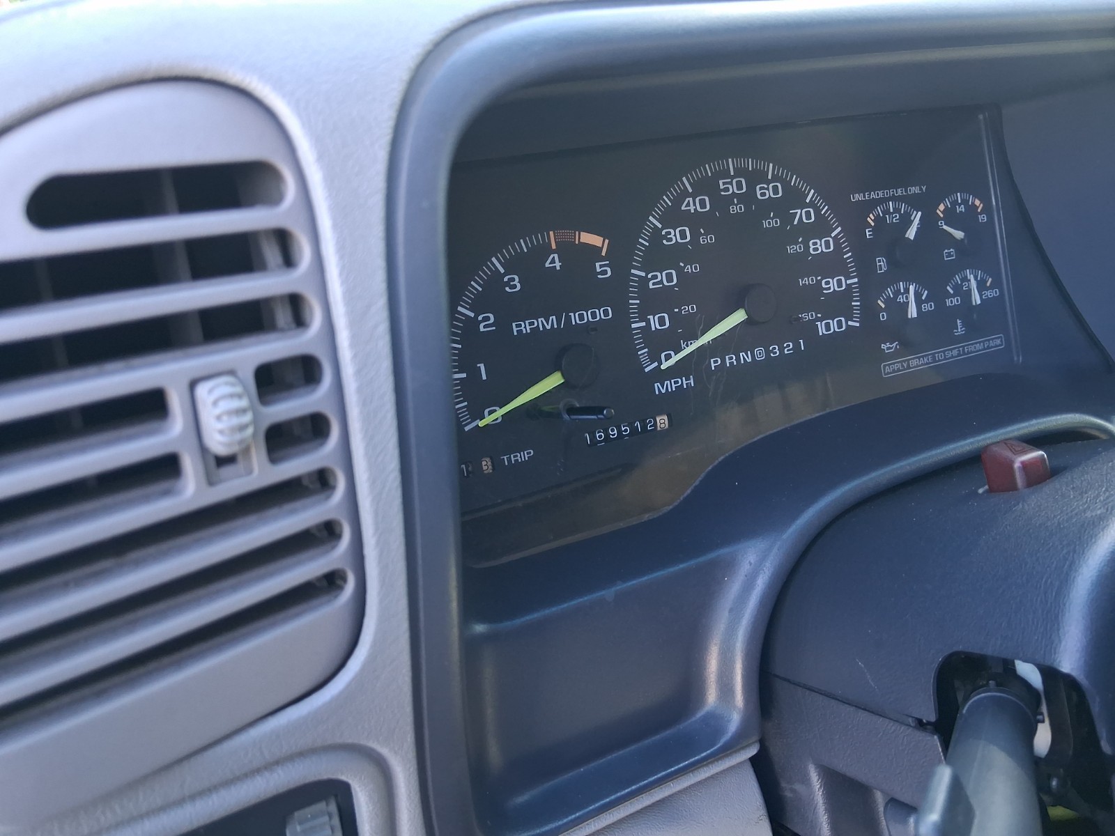 Chevrolet-Suburban-1995-SUV-38