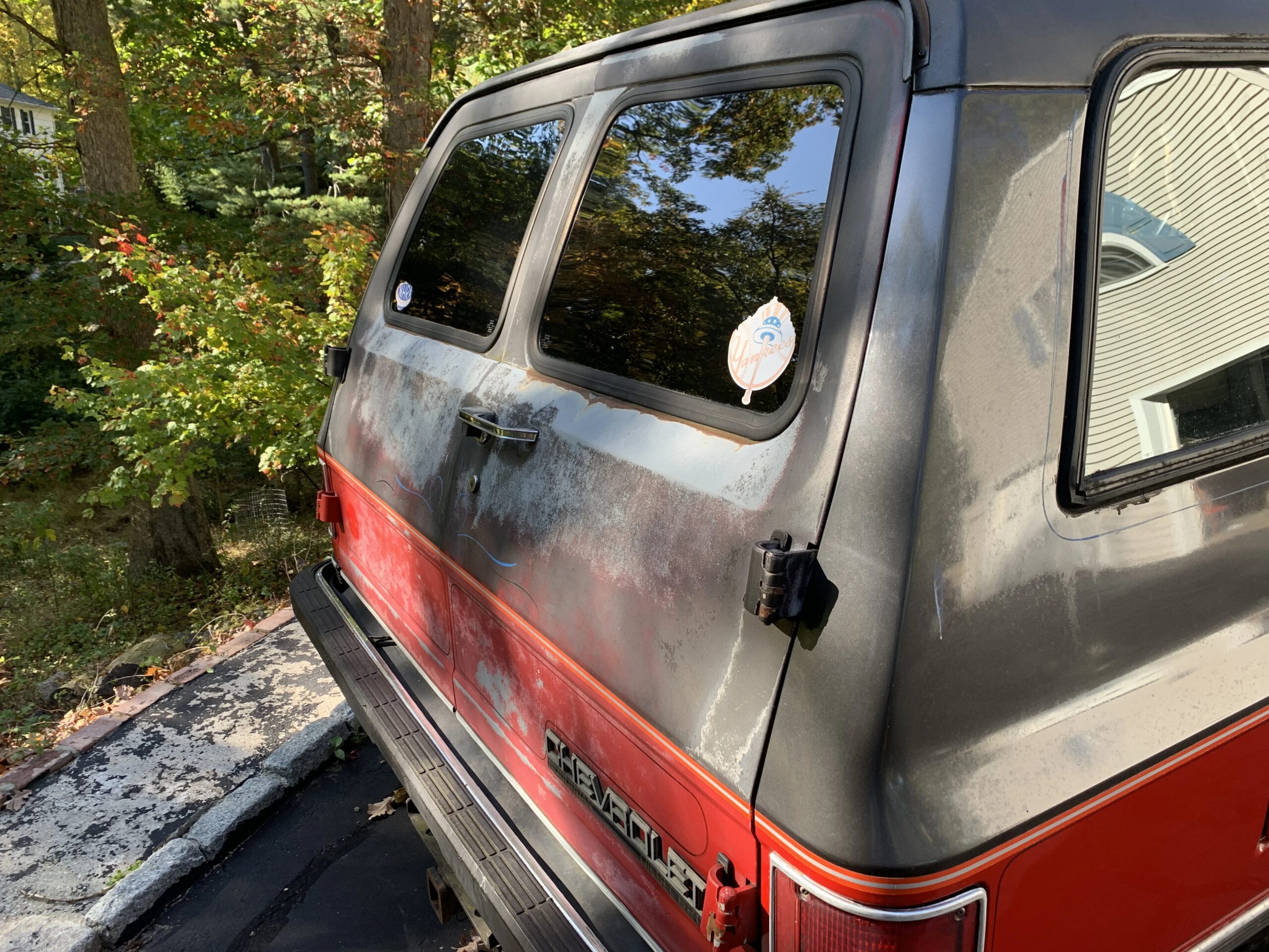 Chevrolet-Suburban-2wd-1991-Red-Gray-11