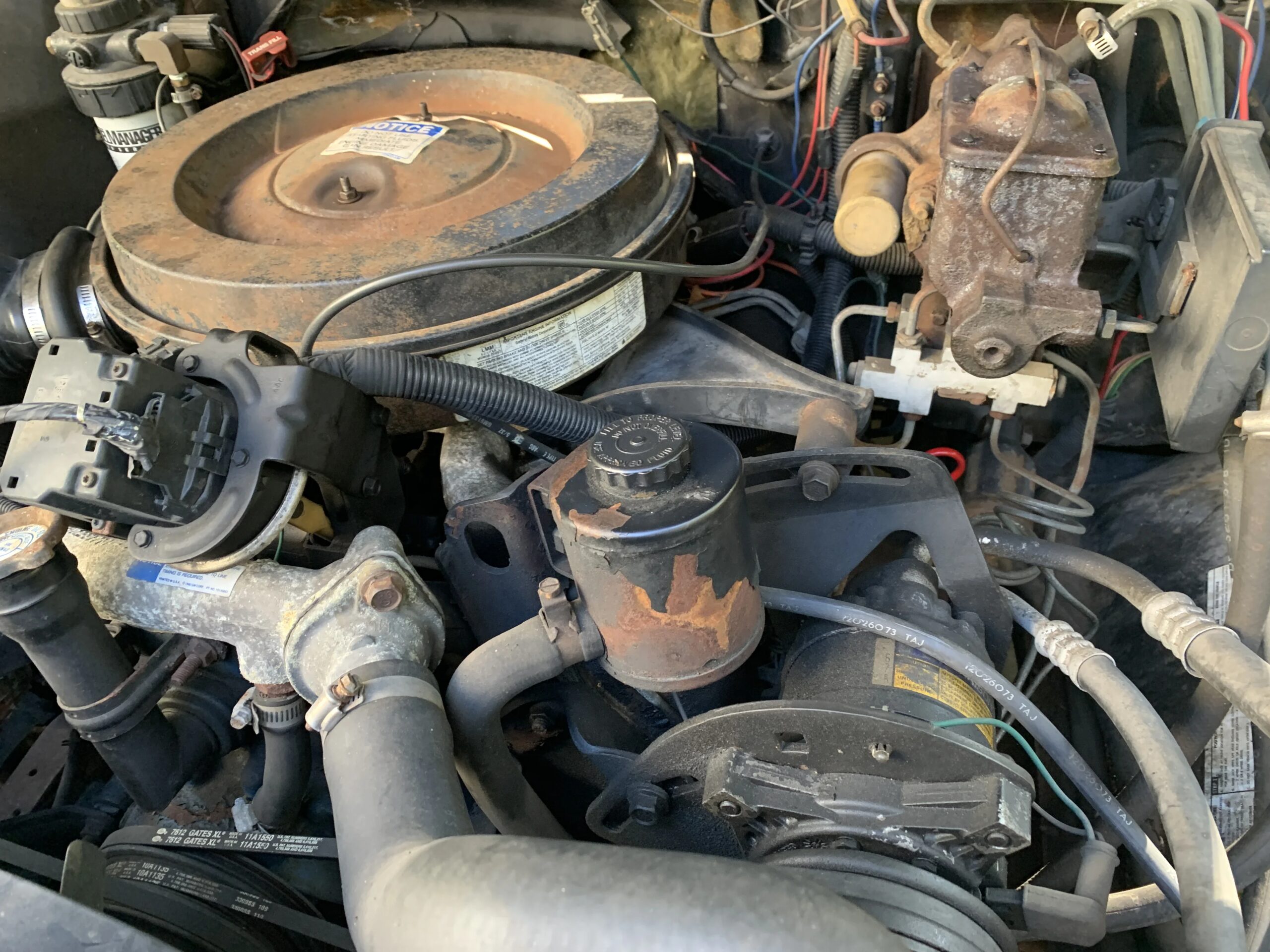 Chevrolet-Suburban-2wd-1991-Red-Gray-20