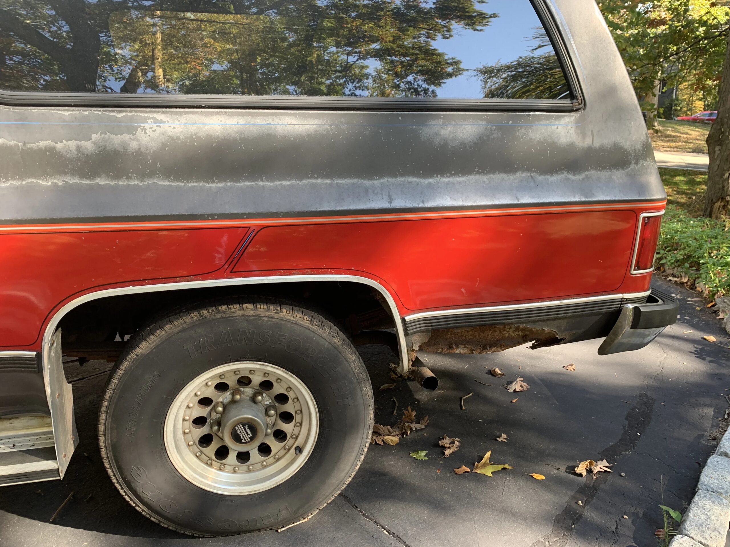Chevrolet-Suburban-2wd-1991-Red-Gray-28