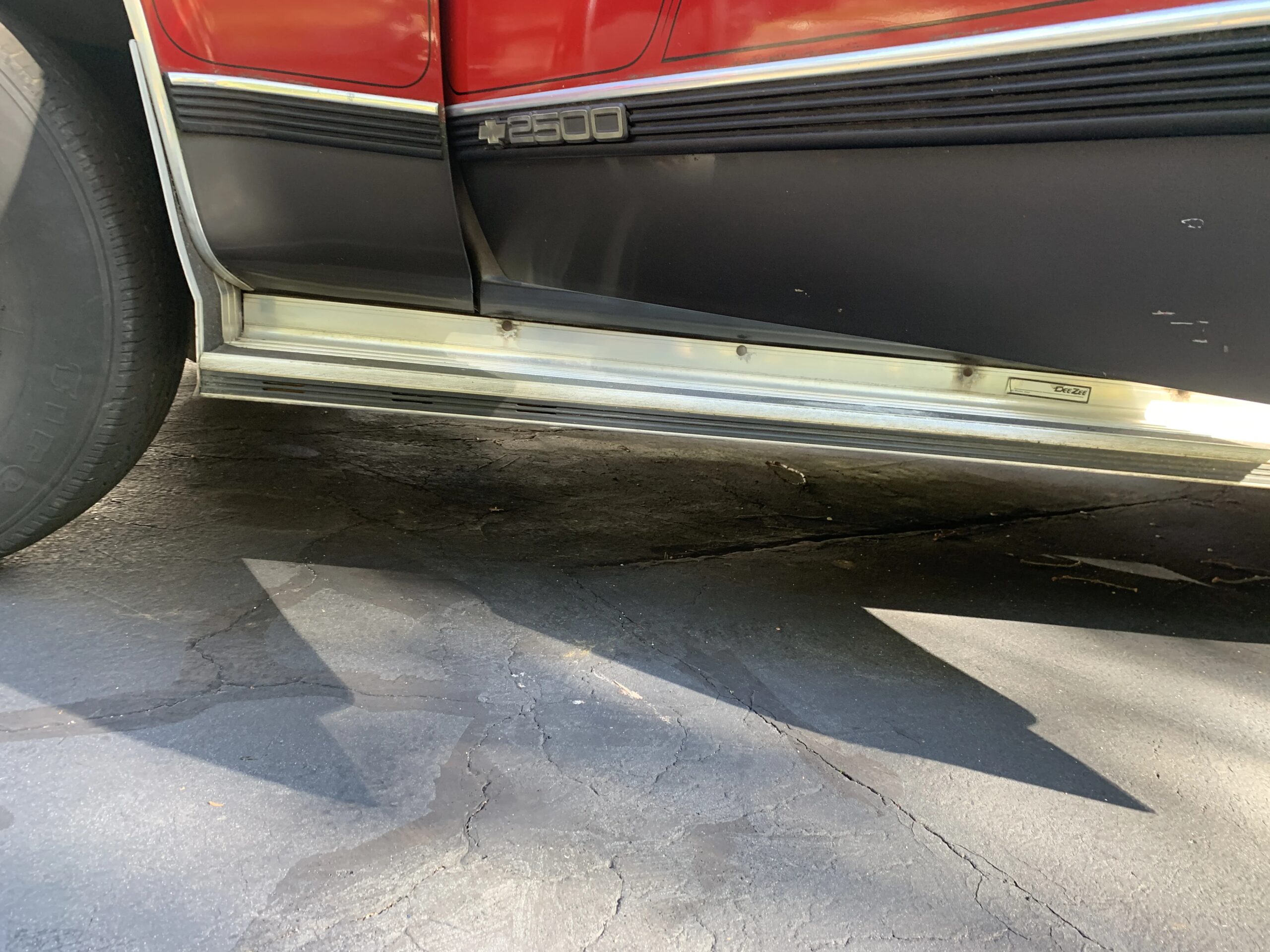 Chevrolet-Suburban-2wd-1991-Red-Gray-3
