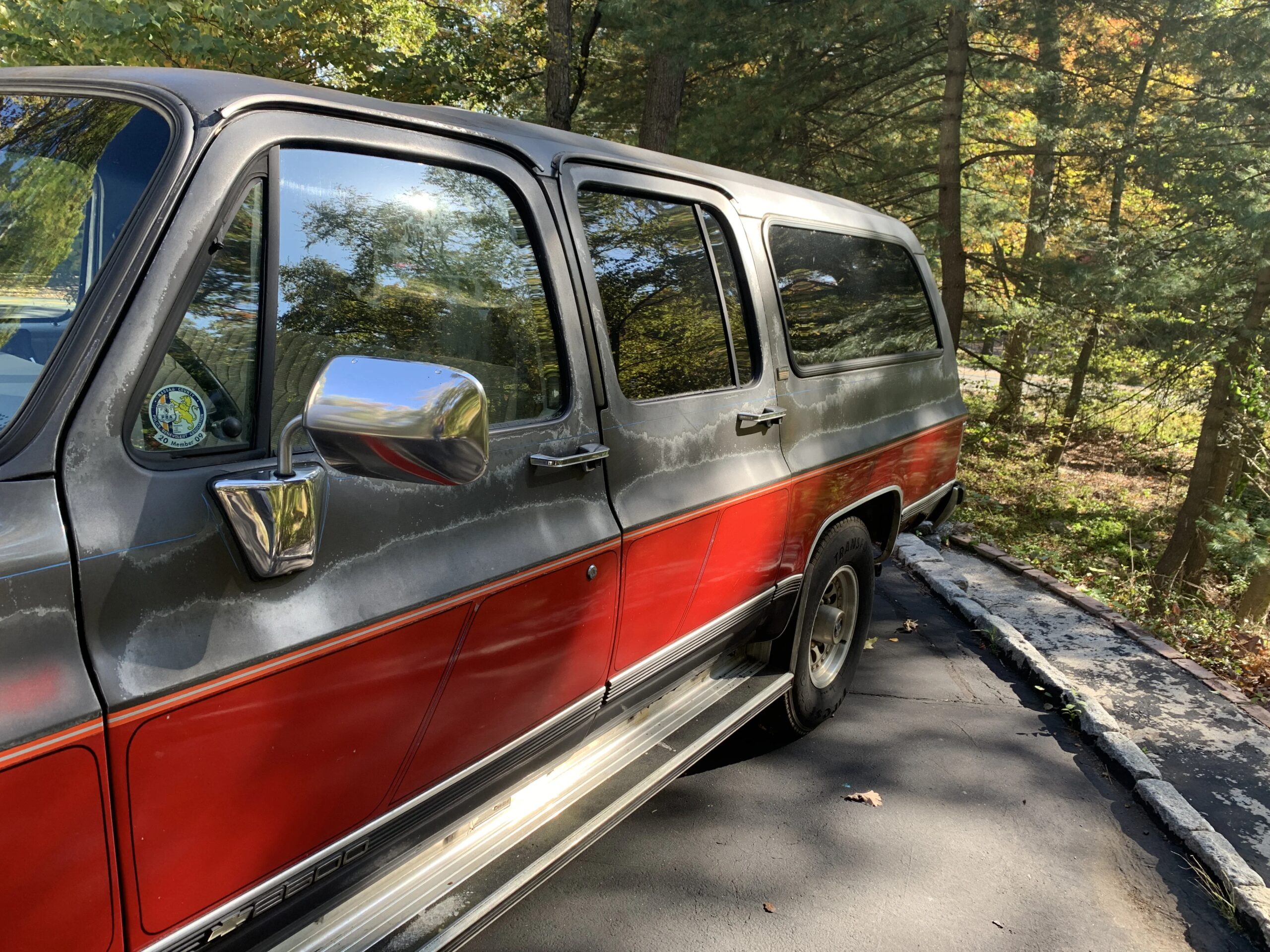Chevrolet-Suburban-2wd-1991-Red-Gray-33