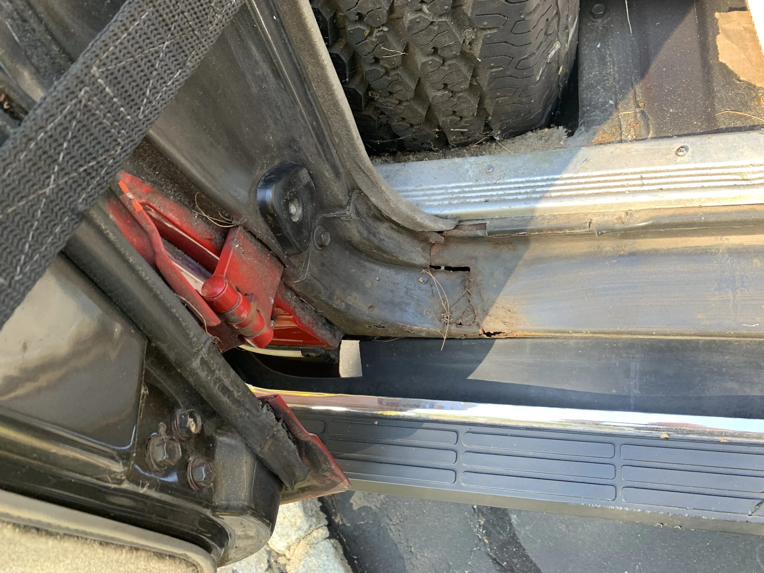 Chevrolet-Suburban-2wd-1991-Red-Gray-35