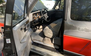 Chevrolet-Suburban-2wd-1991-Red-Gray-9