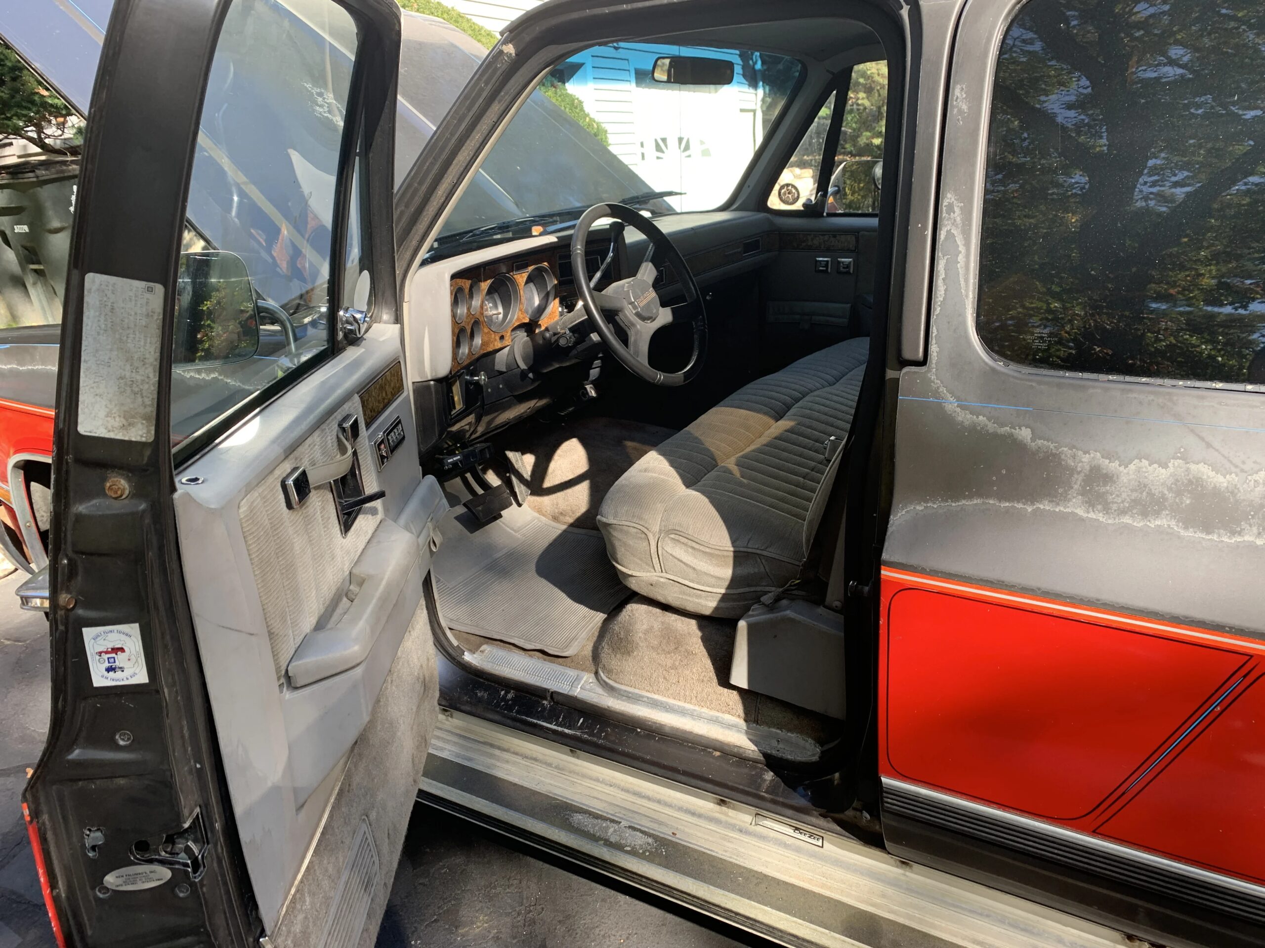 Chevrolet-Suburban-2wd-1991-Red-Gray-9