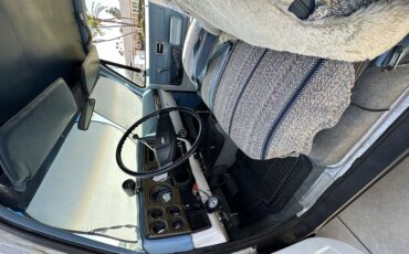 Chevrolet-Suburban-4wd-1973-White-Blue-13