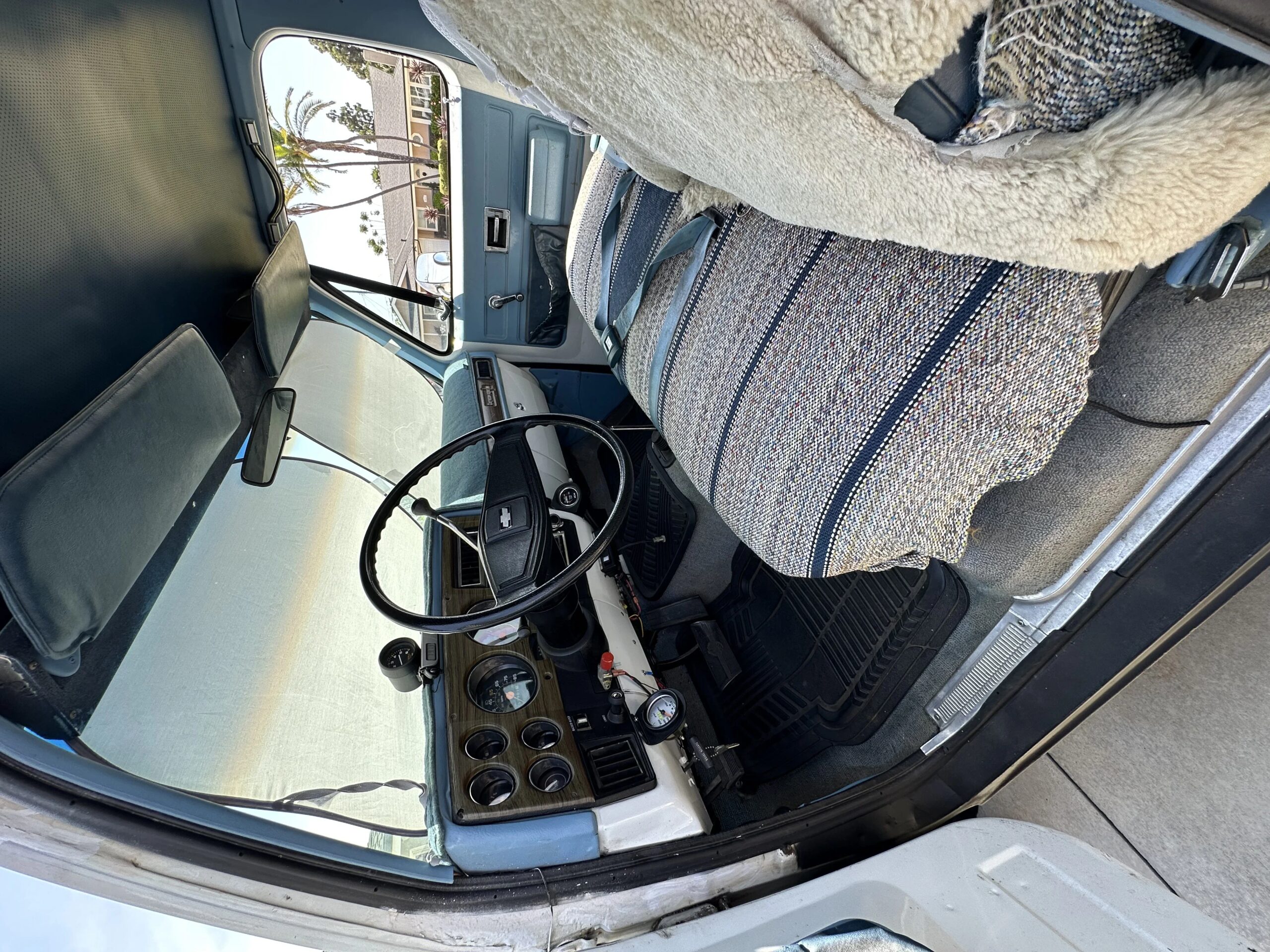 Chevrolet-Suburban-4wd-1973-White-Blue-13
