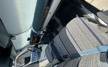 Chevrolet-Suburban-4wd-1973-White-Blue-2