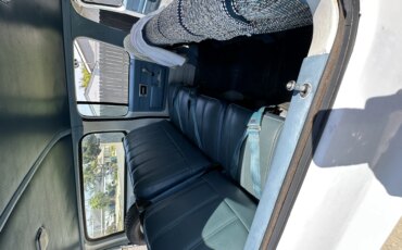 Chevrolet-Suburban-4wd-1973-White-Blue-3