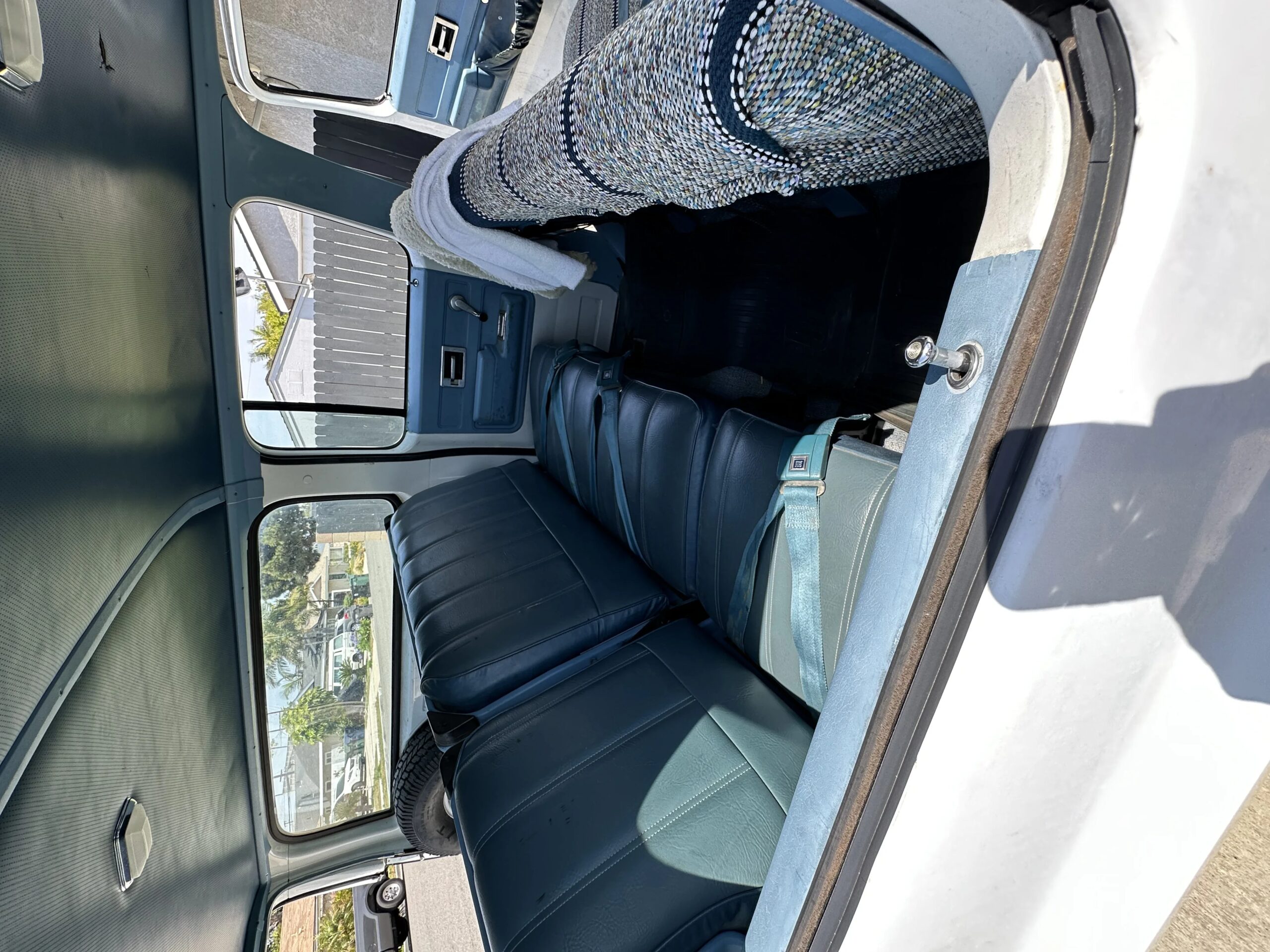 Chevrolet-Suburban-4wd-1973-White-Blue-3