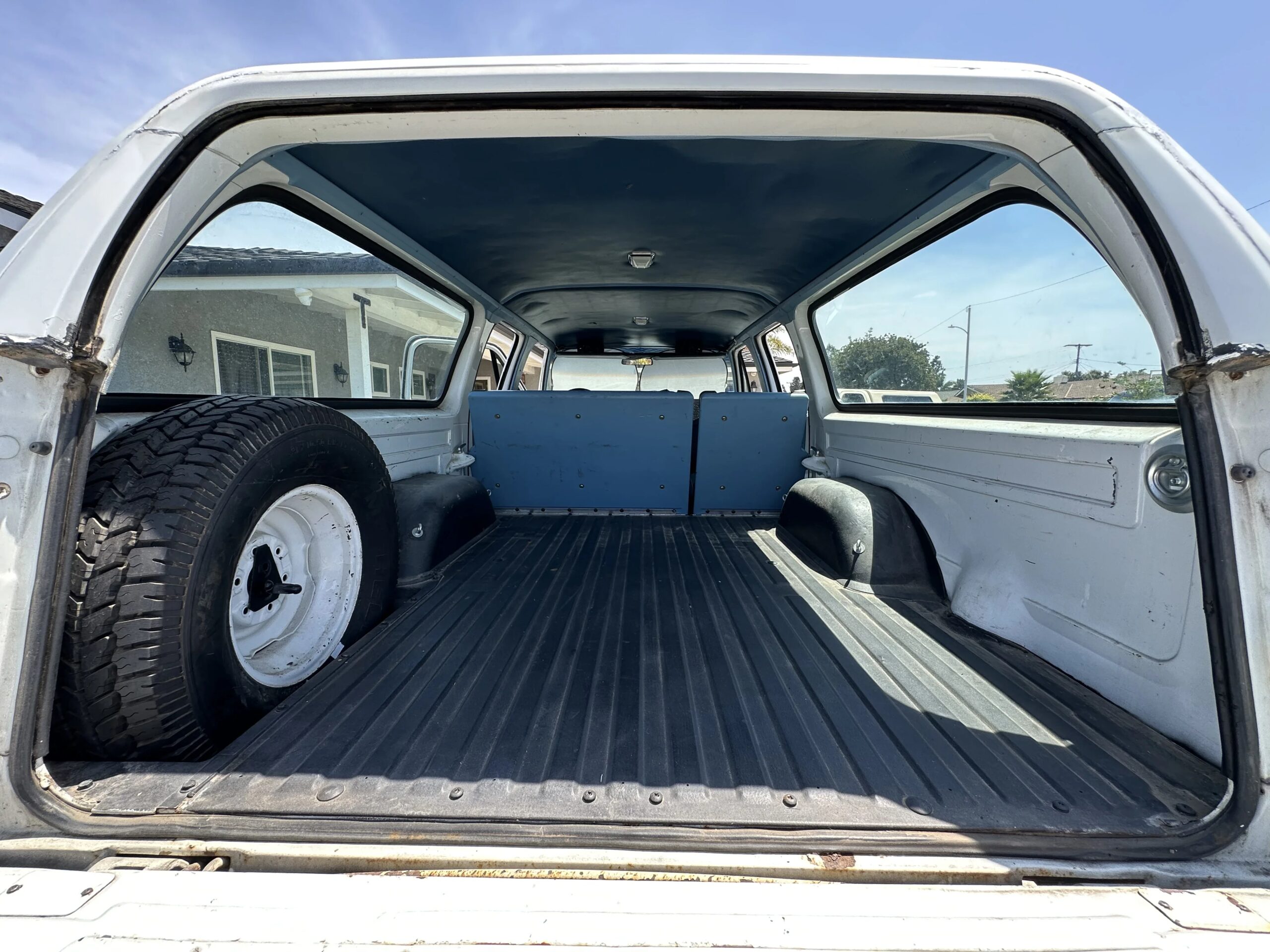 Chevrolet-Suburban-4wd-1973-White-Blue-4