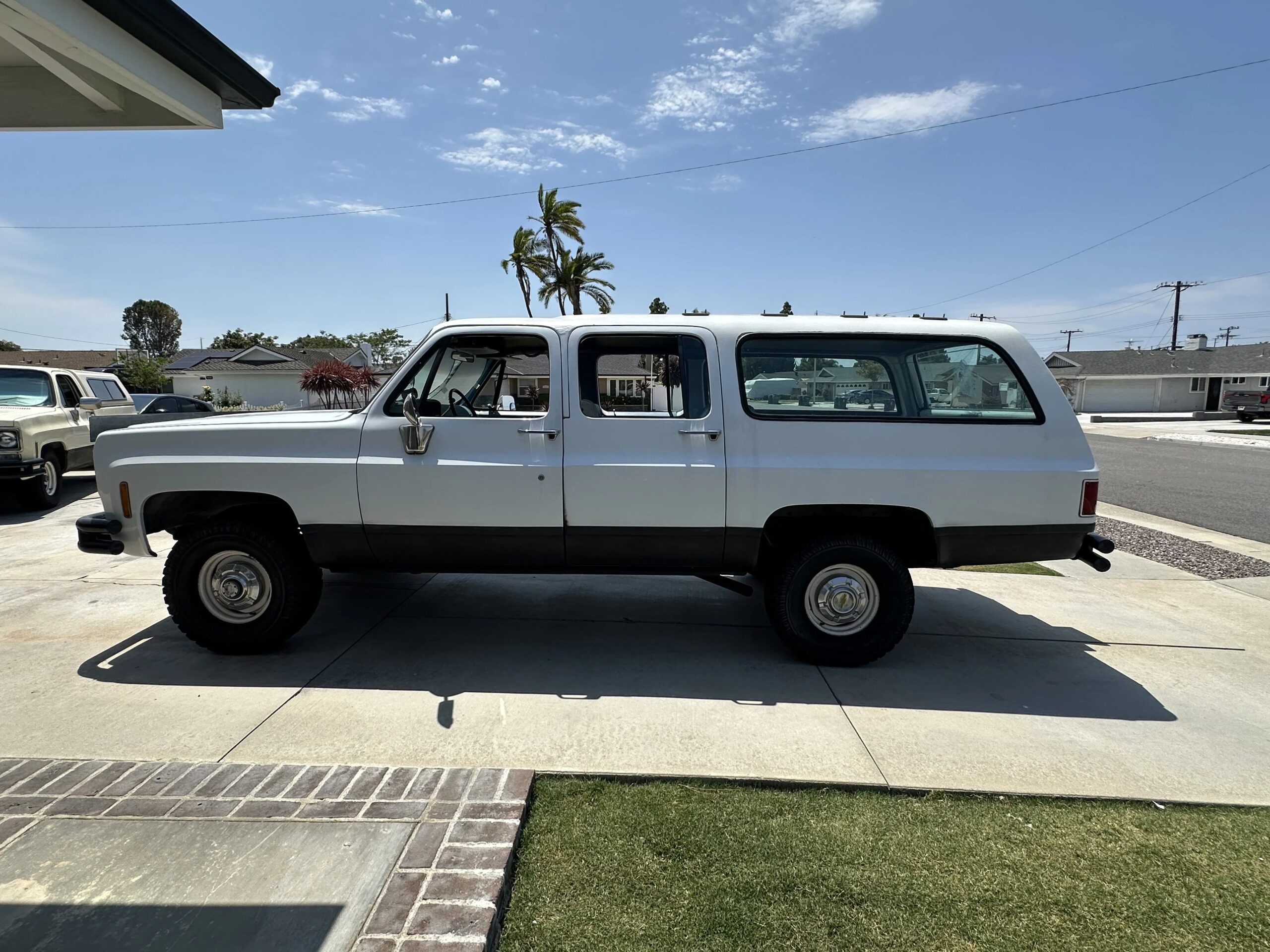 Chevrolet-Suburban-4wd-1973-White-Blue-5