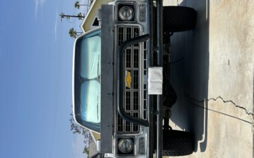 Chevrolet-Suburban-4wd-1973-White-Blue-8