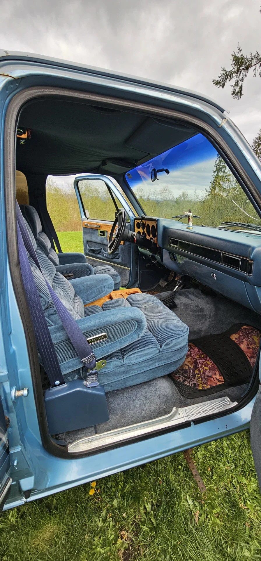 Chevrolet-Suburban-4wd-1991-Blue-15
