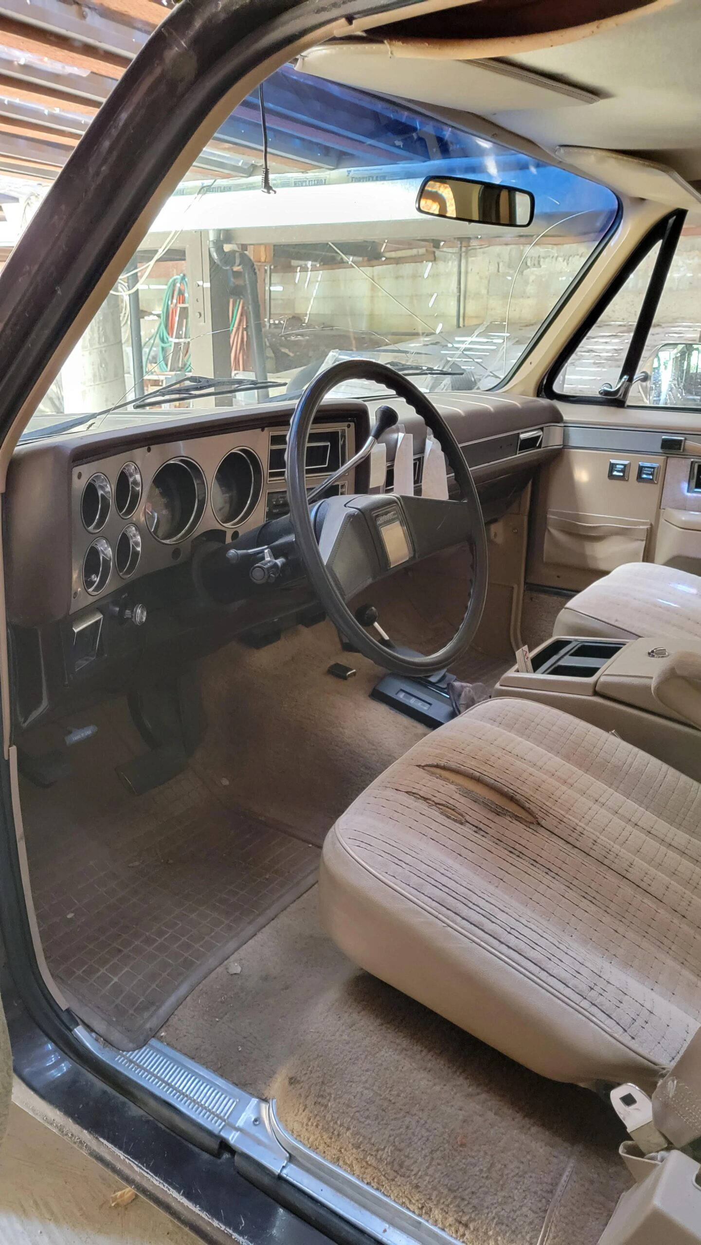 Chevrolet-Suburban-4wd-2500-1984-Tan-Tan-1