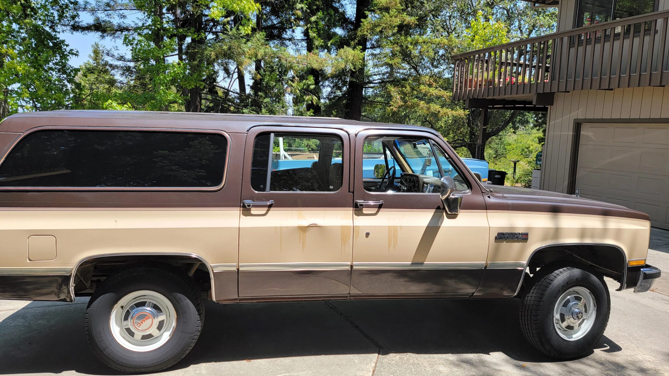 Chevrolet-Suburban-4wd-2500-1984-Tan-Tan-2