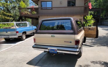 Chevrolet-Suburban-4wd-2500-1984-Tan-Tan-3