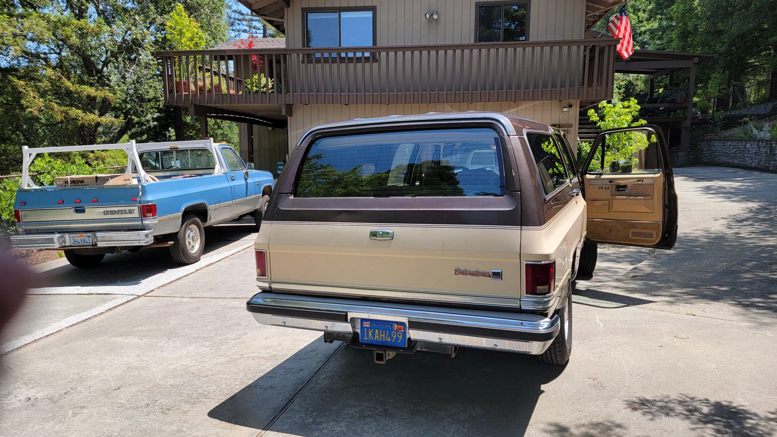 Chevrolet-Suburban-4wd-2500-1984-Tan-Tan-3