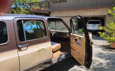 Chevrolet-Suburban-4wd-2500-1984-Tan-Tan-5