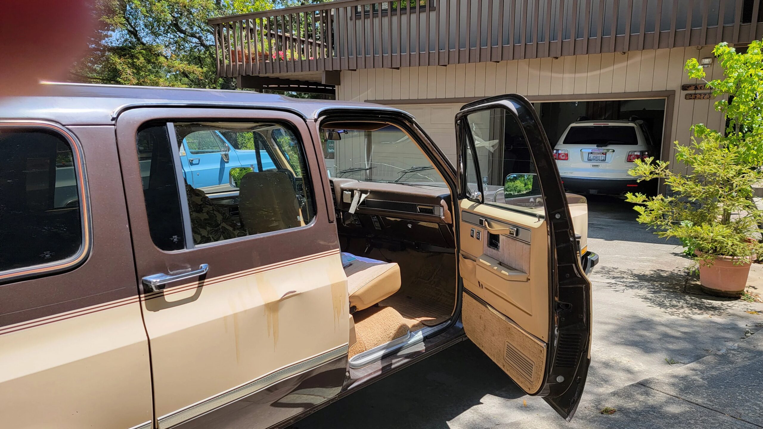 Chevrolet-Suburban-4wd-2500-1984-Tan-Tan-5