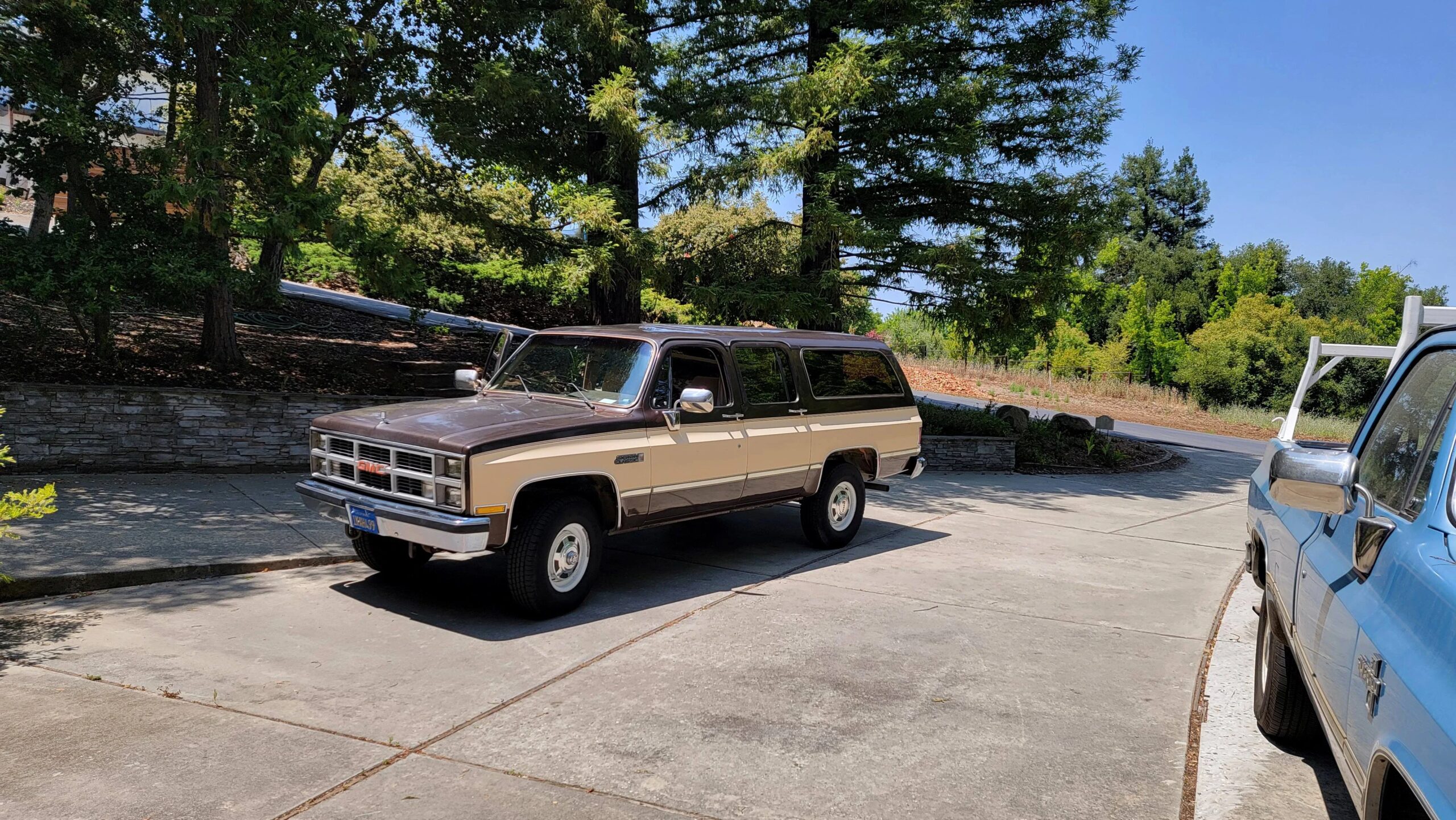 Chevrolet-Suburban-4wd-2500-1984-Tan-Tan