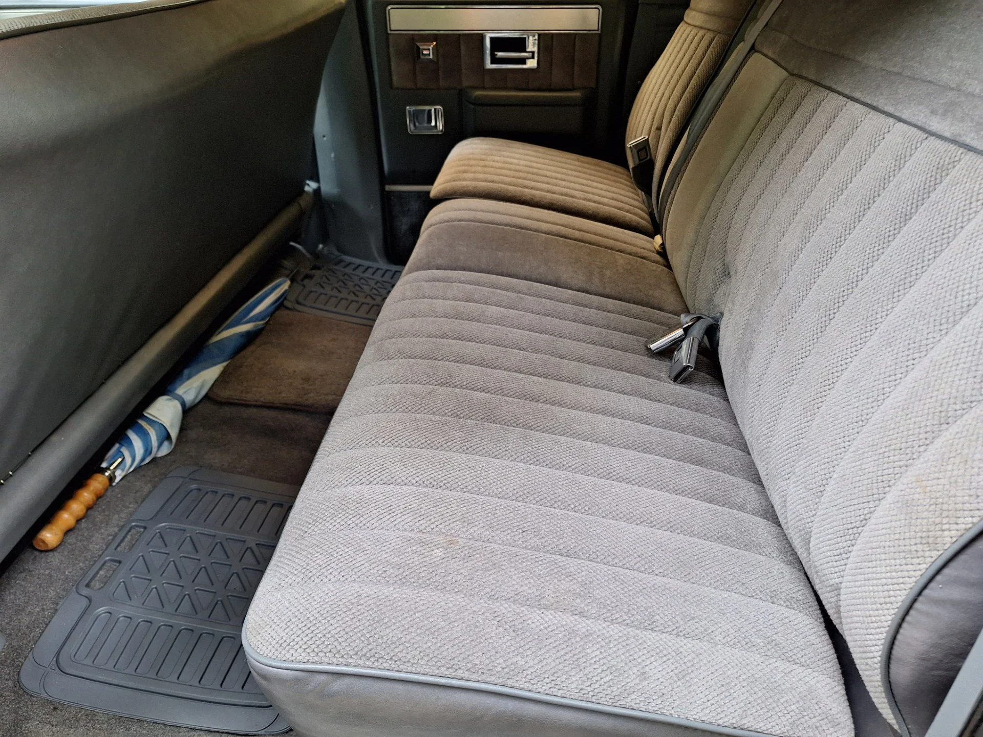 Chevrolet-Suburban-4wd-2500-1987-Black-Gray-7