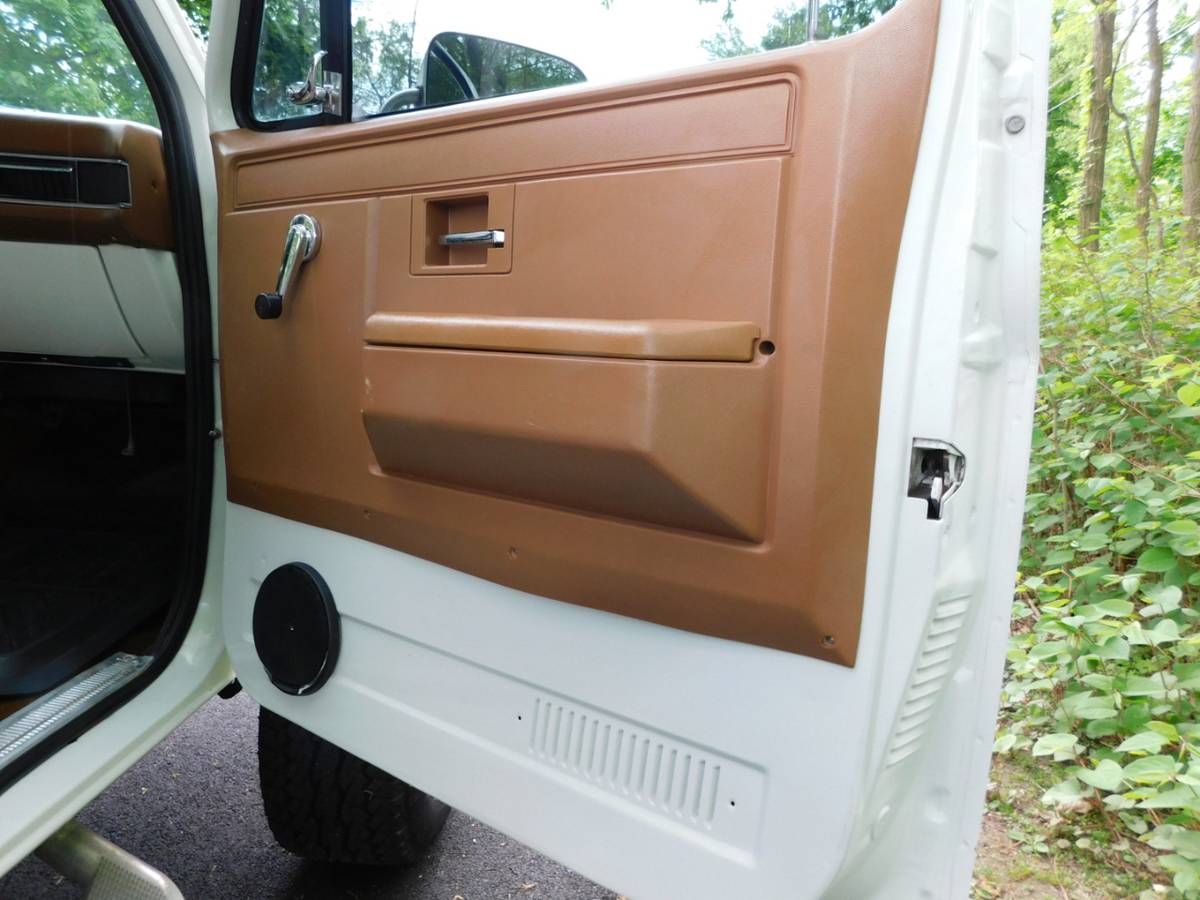 Chevrolet-blazer-1991-white-15
